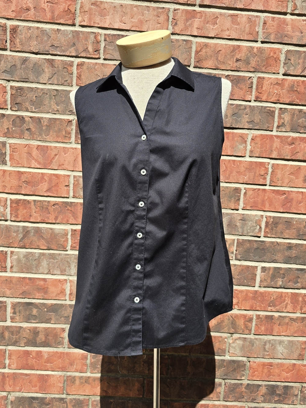 Talbots Women's Size 4 Button Down Non Iron Shirt Sleeveless Top Black